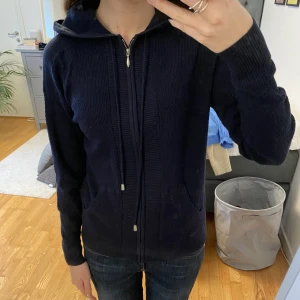 Mörkblå stickad zip hoodie - Jag säljer denhär superfina mörkblå stickade zip hoodien. Den är från zalando och helt slutsåld. Tröjan är i storlek xs och knappt använd och därför som ny. 💕