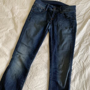 G-star RAW jeans  - Fina jeans från G-star RAW i bredd 30 och längd 34. Jeansen är i bra skick förutom en litet hål på ena benet. Dom sitter bra på mig som är 167cm och brukar ha S. Säljer för 500 kr! :) 