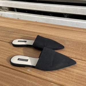Slip-in sandaler - Ett par jättecoola slip in sandalerna från nelly(nly shoes) i Strl 37. Aldrig använda så är i nyskick!
