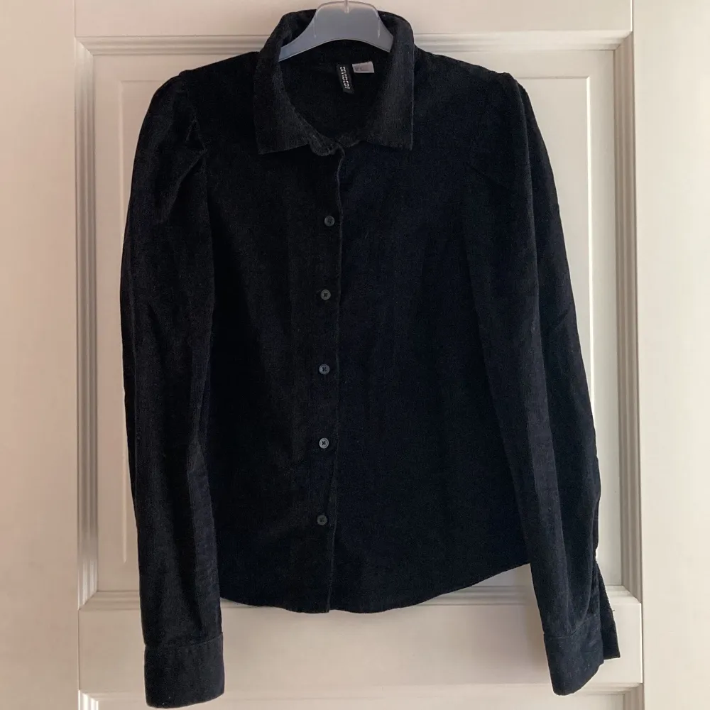 En svart bomullsskjorta som liknar manchestertyg. Från H&M Divided. Storlek S. 40kr. . Skjortor.