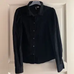 En svart bomullsskjorta som liknar manchestertyg. Från H&M Divided. Storlek S. 40kr. 