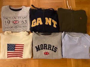 Div märkeskläder  - Uppifrån till vänster: Henri Lloyd college tröja strl: M  Pris: 350:- Gant Hoodie strl: M  Pris: 300:- Ralph Lauren hoodie(SÅLD) Gant stickad med flagga storlek M pris 300:- Morris stickad stl M pris 350:- Gant ljusblå tröja strl M knappt använd. 500:-