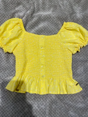 Volangtoppar barn  - Topparna är köpta på Lindex och är knappt använda. Den gula är i storlek 134/140 och säljer pågrund av att inte blivit använda. De är i ett mycket bra skick och är jätte söta toppar!🤩Köptes för 150 kr styck