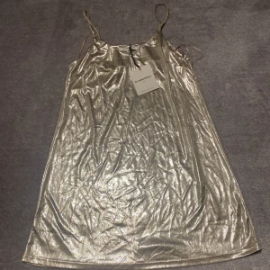 Festklänning - Kort och fin klänning från glamorous. Aldrig använd med etiketten kvar. Skriv för fler bilder