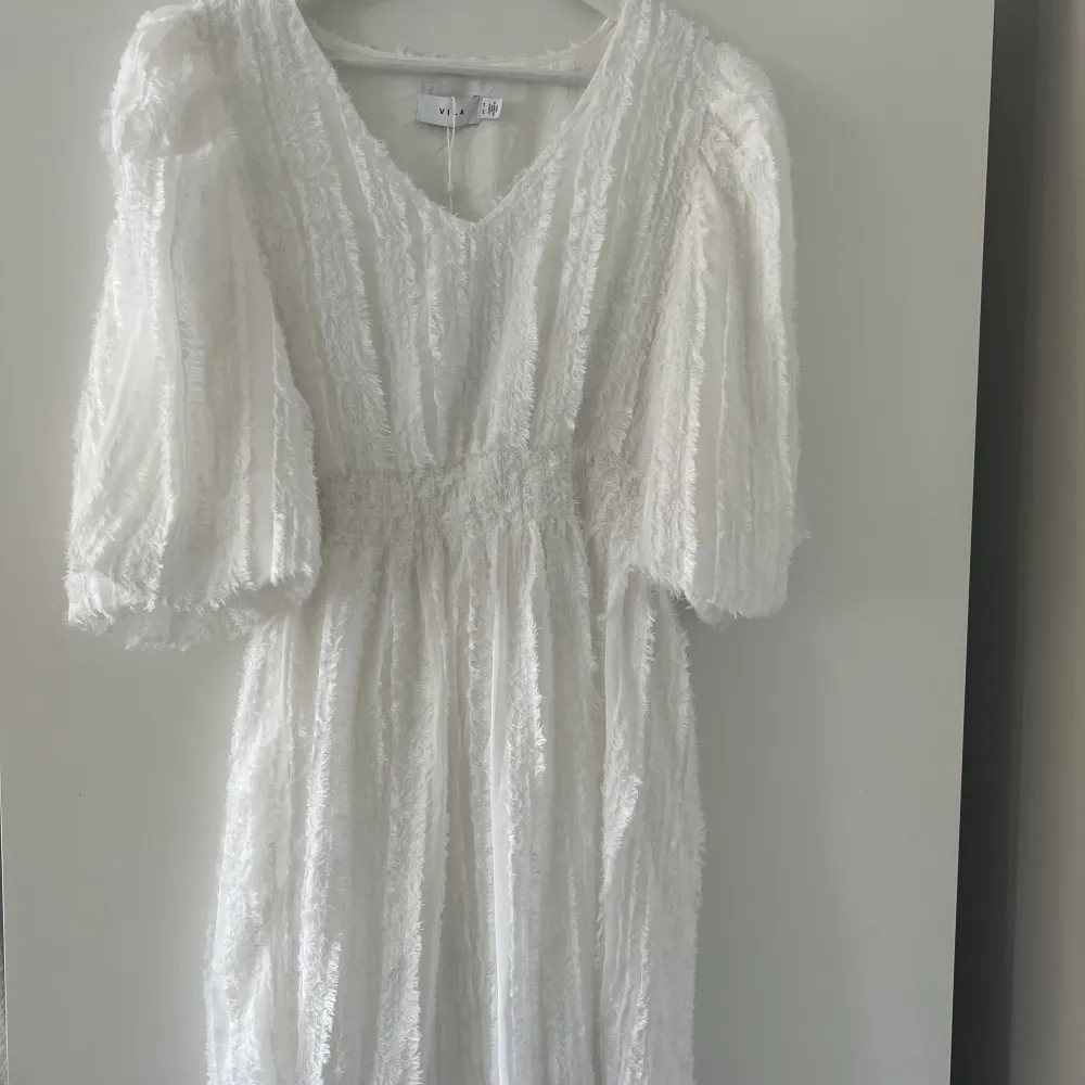 Jättefin vit klänning från Vila. Oanvänd, passar perfekt till sommaren eller studenten! Storlek 34. . Klänningar.