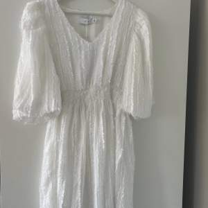 Jättefin vit klänning från Vila. Oanvänd, passar perfekt till sommaren eller studenten! Storlek 34. 