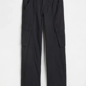 Cargo byxor - Säljer mina svarta cargobyxor för att de inte kommer till användning längre, säljer dem för 70kr för att jag har gått sönder dem lite där nere.🫶🏼🫶🏼