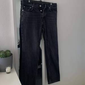jättesnygga!! svarta jeans från zara i EUR 42. sitter jättebra i längden på min kille som är ca 180cm🖤
