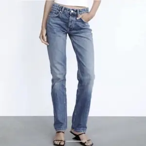 Säljer dessa populära jeans från zara! Använda vid få tillfällen & säljer pågrund av att de inte får tillräckligt med kärlek i garderoben. Storlek 42 och passar mig som är 177 lång 💙