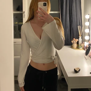 Vit tröja - Jättefin tröja med knytning från Na-Kd som tyvärr inte kommer till användning. Storlek XS💖 Säljer för 70 kr+ frakt! 