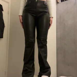 Leather pants - Så sköna, men de är lite stora för mig nu, det är lite typ sönder vid fötterna på grund av att de är långa, så fina, de passar med allt. 