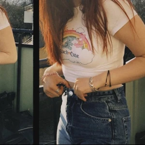 Croptop Nalle - Jättesöt tröja med olika små björnar. Lite sminkfläckar i kragen, men det kan jag tvätta bort innan jag skickar iväg den.  Står st M, men skulle säga XS. 💕 Oklart vilket märke det är 💕