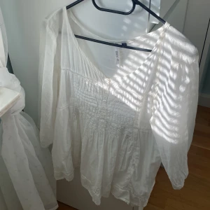 💓Vit Blus💓 - Jättesöt, vacker, vit blus som knappt är använd! 💕 Perfekt nu till den kommande våran och passar till allt. Säljer på grund av att den inte är riktigt min stil. 🤗 Står storlek L men skulle säga att de sitter som en S.