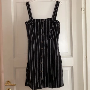 Randig klänning - En svart klänning med vita ränder från Hollister🖤🤍 Fint skick! Storlek M. 150kr. 
