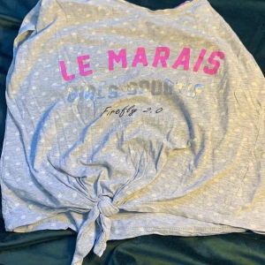 Mag t-shirt - En grå vit prickig t-shirt 