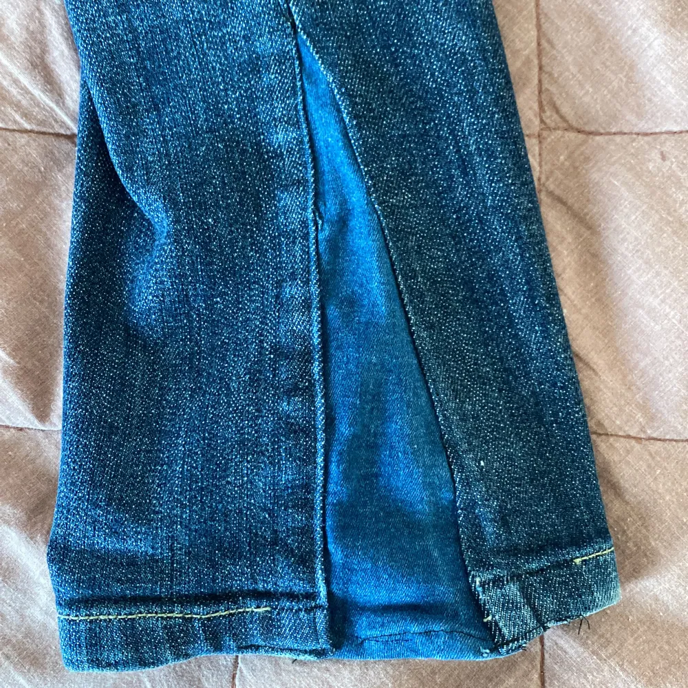 Säljer dessa fina jeans eftersom att de är för korta på mig:( köpta på Plick! Jag har sytt i midjan eftersom de var lite stora på mig förut (se bild två) kom priv för mått. Har även sytt så de är mer bootcut (de bild tre). Säljer för 150kr plus frakt💘. Jeans & Byxor.