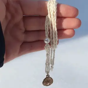 Ett halsband till kristaller med 2 olika berlocker en vit och en 