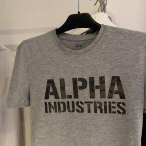 En fräsch och skön Alpha t-shirt. Passsr de flesta och inga märken/sönder. Byten Funksr.