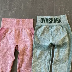 Jätte sköna och fina träningsbyxor ifrån Gymshark! Båda byxorna är exakt samma modell och samma storlek! Säljer dom för 300kr st men kan tänka mig sälja båda för 500kr!!💗💗