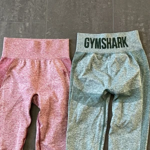 Träningsbyxor Gymshark  - Jätte sköna och fina träningsbyxor ifrån Gymshark! Båda byxorna är exakt samma modell och samma storlek! Säljer dom för 300kr st men kan tänka mig sälja båda för 500kr!!💗💗
