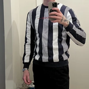 Crewneck randig - Randig tröja från Kings Will Dream. Knappt använd och i nyskick. St M