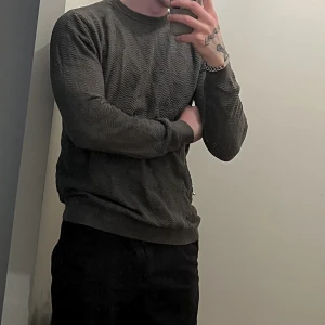 These glory days tröja i bomull - Grön tunn stickad tröja från these glory days. Använd men gott skick. St M. Nypris ca: 800:-