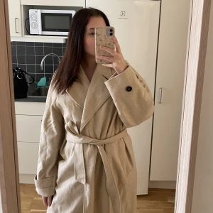 Beige kappa från NA-KD - Fin kappa från NA-KD i storlek 34. Knappt använd. Frakt ingår inte.