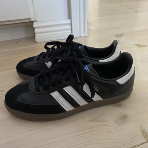 Samba adidas - Ett par nästintill oanvända samba adidas i storlek 38 som jag kan tänka mig att sälja till ett bra pris ☺️