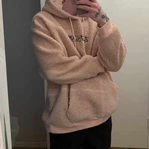 Teddytröja med japansk text - En oversized teddyhoodie med japansk text. Knappt använd, gott skick. Tror att storleken är large men saknar tagg. 