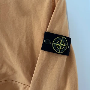 Stone island Hoodie M - Säljer min nästan oanvända Stone island hoodie som jag köpte för 2 år sedan. Tröjan har använts endast ett par gånger sedan köp. Finns inga flaws på den.  Kvitto finns tyvärr inte då det var ett köp i stone islands butik där jag valde att inte ta det.