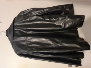 Läder jacka - Läder jacka i storlek m men passar större för och blir oversize look på mindre