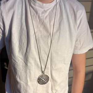 Långt halsband! - halsband i silver i perfekt skick! Kan justeras till att vara mellan 82-87 cm :) Riktigt coolt och passar bra till flera stilar.