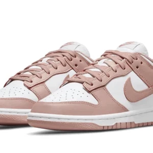Nike dunk low rose whisper  - Nike dunk rosé whisper i ny skick Storlek 38,5 Köparen står för eventuell frakt