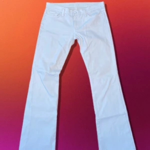 Vita low waist jeans - Äkta low waist jeans. Dessa är lågmidjade påriktigt, köpta second hand. Har en klar vit färg och en bootcut passform. Är i gott skick.