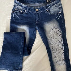 Crazy age jeans - Jättecoola crazy age jeans!! Bra skick. Strlk M lite stretch, lätt bootcut Midjemått: ca 80 Innerbenslängd: ca 79 