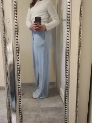 Ljusblåa mjukis byxor - Säljer dessa super fina och mysiga juicy liknande byxor från bikbok Köptes för mer än 8 månader sen men använda kanske 3 gånger. Har glömt de i min garderob och därför bra skick och materialet har ej ändrats  Säljer pga jag tog fel storlek❤️🥰 