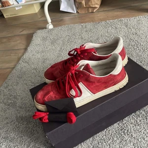 Valentino flycrew  - Säljer mina Valentino flycrew  Skick 6,5 av 10  Storlek 43 Det följer med og box snören och kuväret Är intresserad av byten  