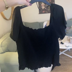 Svart croptop - Svart croptop som går att ha ofd shoulder och inte. 