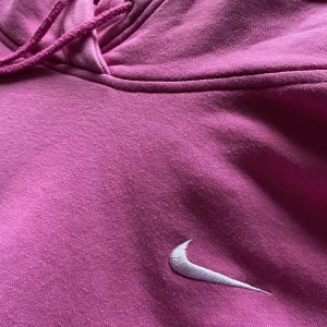 Rosa Nike Hoodie  - Säljer denna för att den inte kommer till användning längre. Den är jätte fin i färgen och har inga fläckar eller skador på sig💗Den är i storlek L & nypriset är 500kr men säljer den för 250kr💞köparen sår för frakten💖