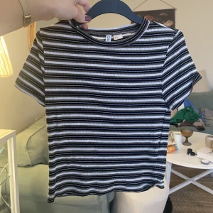 Tight randig t-shirt  - Randig tight t-shirt från Hm. Grön vit och svartrandig. 