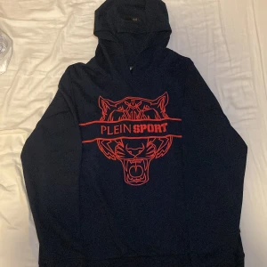 Plein Sport Hoodie - Navy Blue/Röd. Kunde inte hitta exakt bild på min så fick ta en annan färg på den sista bilden.  Aldrig använd.  Inga hål eller skador.  Originalpris: 1299kr Pris kan diskuteras