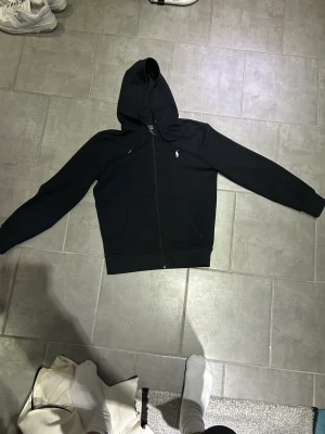 Ralph Lauren tröja - Ralph Lauren tröja som inte används, tröjan är i väldigt bra skick då den inte är använd så ofta. 