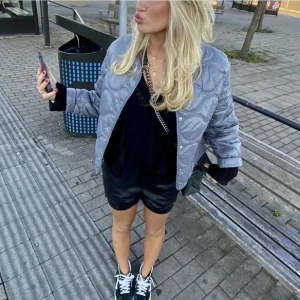 Jacka  - Super fin dunjacka ifrån mango. Prislappen hänger kvar. Säljer då jag fick hem två. Den passar perfekt på mig som oftast bär S i jackor. Hör av er vid intresse eller funderingar. 