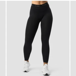 Define seamless Logo scrunch Tights Black - Ett par svarta tränings tights/leggings med band kring midjan, vilket gör att de sitter som en smäck! 