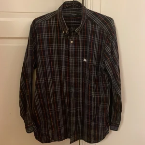 Burberry skjorta - Burberry skjorta i fint skick. Äkta vara som tyvärr sitter för stort på mig. Nypris över 4000!