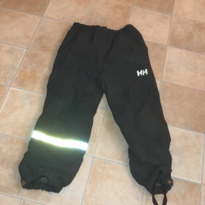 Vindbyxor - Hela och fina bortsett från ena bandet som försvunnit där nere. Osäker på storlek, står 0/5. Men gissar på 104or