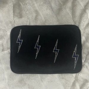 Datafodral - Säljer detta snygga dator fodralet med blixtrar som har mörkblåa och silvriga diamanter som köptes från ett uf företag förra året och är helt ny