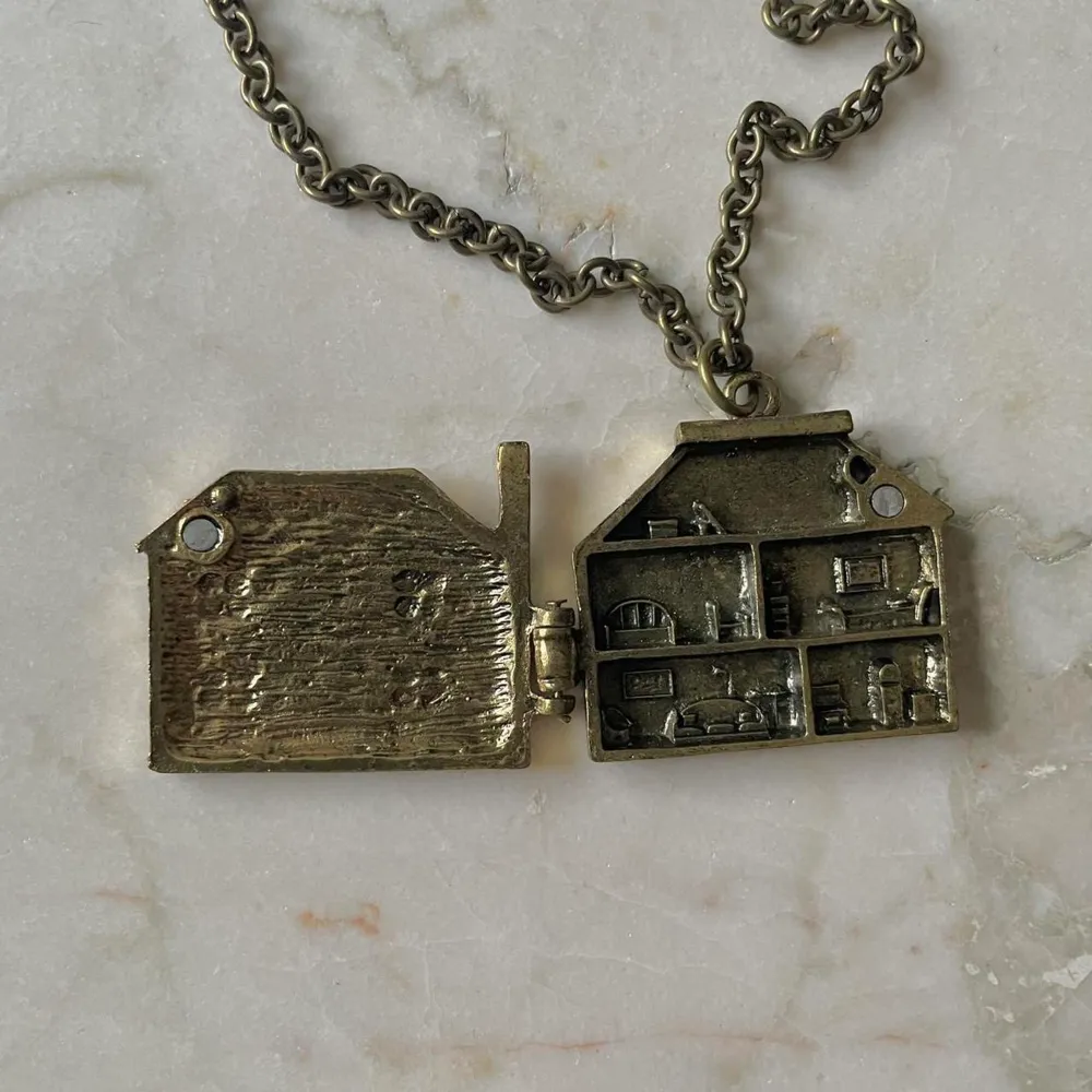 Charming DollHouse Locket  Brass Golden Metal Finish with intricate details  Magnetic Closure on Metal Chain . Accessoarer.