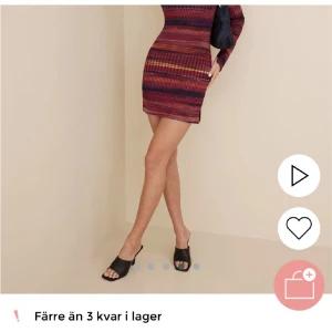Nelly klänning - Säljer denna fina och populära nelly klänningen i storlek s💕 helt oanvänd och säljer då den inte riktigt är min stil och inte kommer till användning! nypris: 399kr