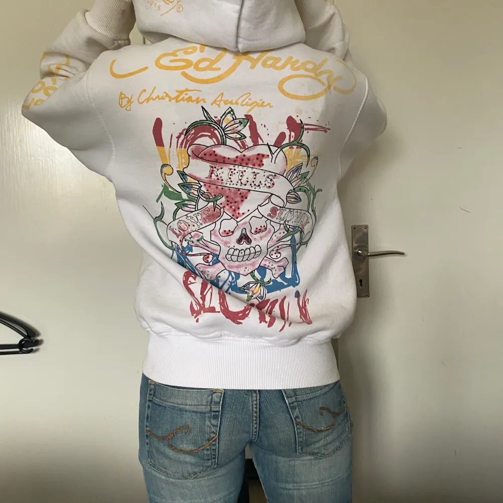 Svin snygg och cool Ed Hardy hoodie. Perfekt skick, säljer då den inte är min stil längre. . Tröjor & Koftor.